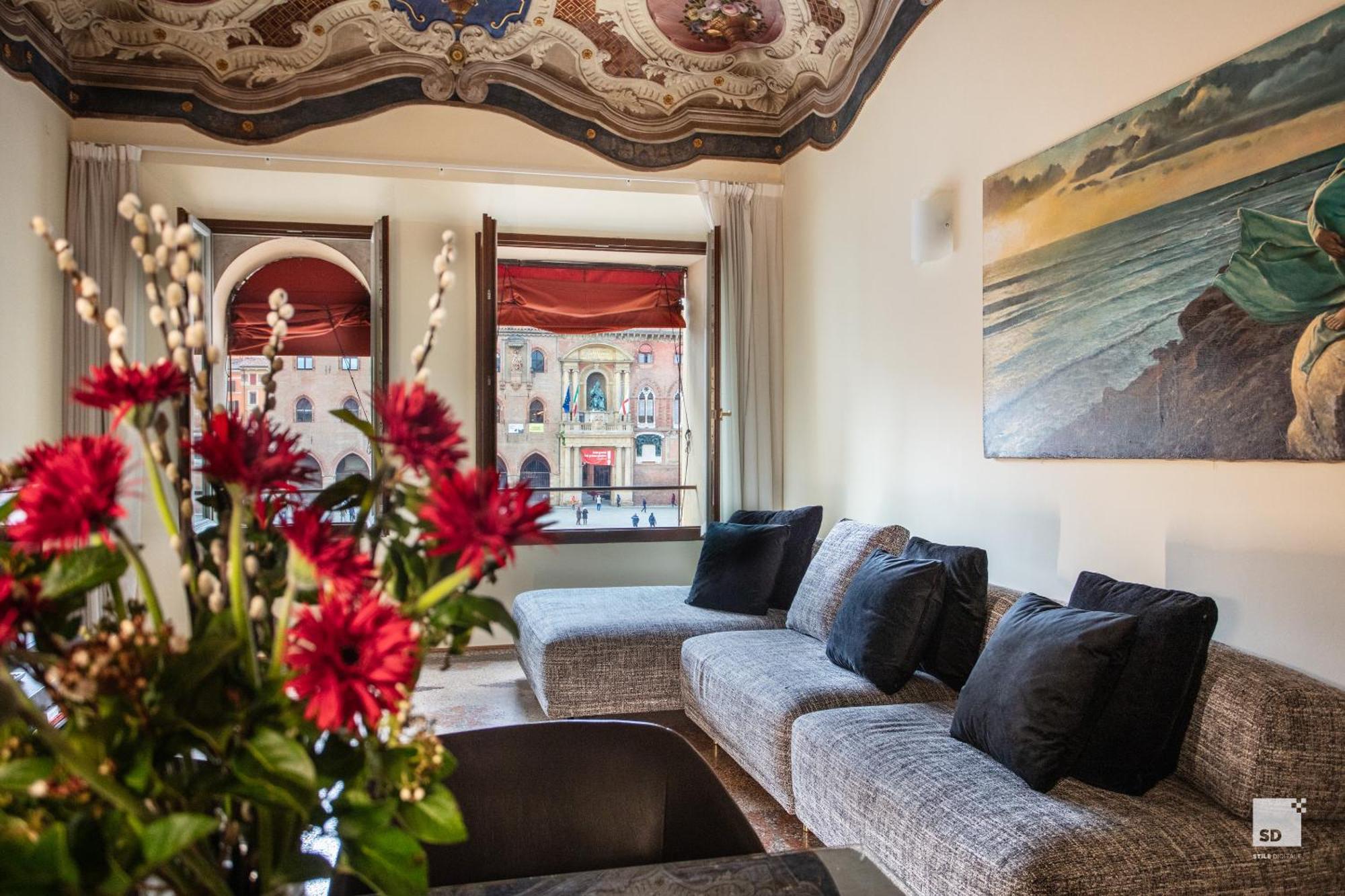 Urbanicooh Paracelso - Piazza Maggiore View — Photos 2
